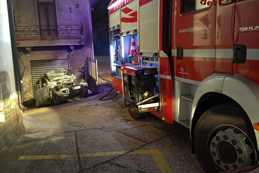 L’utilitaria di un operaio a fuoco della notte a Arzana