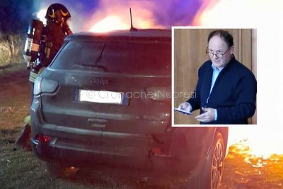 L'auto data alle fiamme e, nel riquadro, Davide Muledda, sindaco di Oniferi