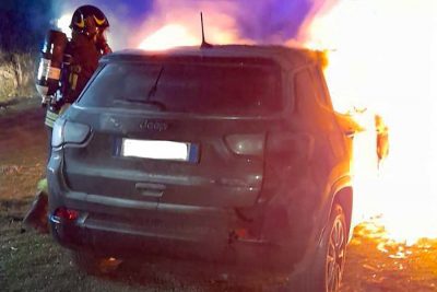 L'auto del Sindaco avvolta dalle fiamme