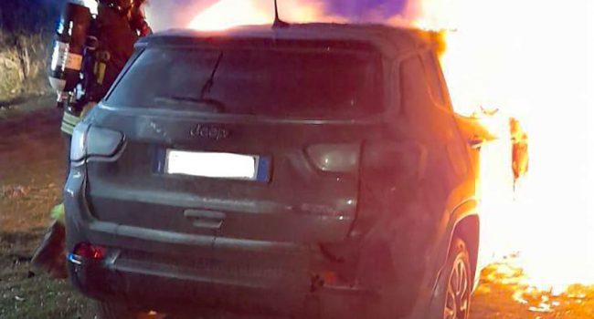 L'auto del Sindaco avvolta dalle fiamme