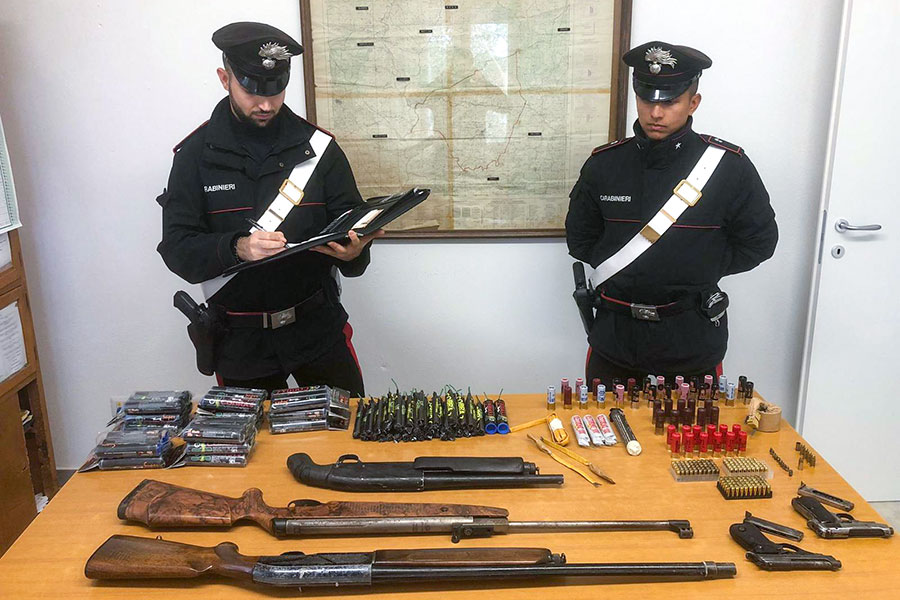 Orotelli. Fucili, pistole e munizioni in casa: madre e figlio arrestati per detenzione abusiva di armi clandestine