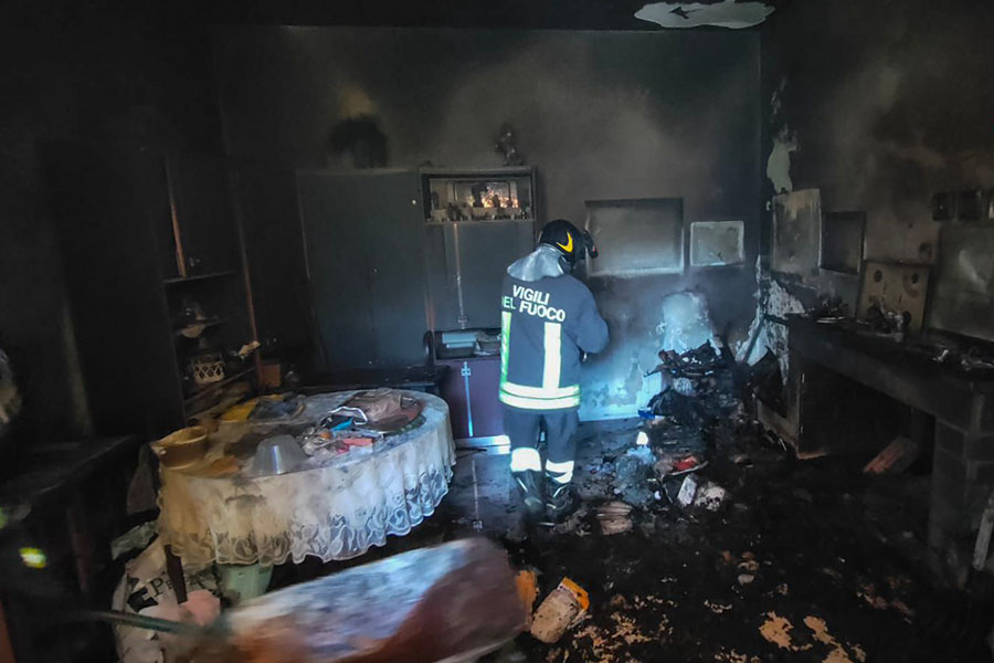 Si incendia la canna fumaria e va a fuoco l’appartamento: evacuata la palazzina