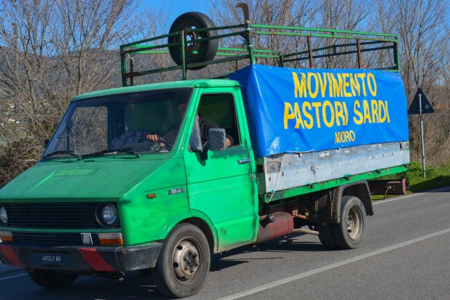 Manifestazione dei trattori sulla 131 (foto Nieddu)