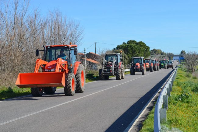 Manifestazione dei trattori sulla 131 (foto Nieddu)