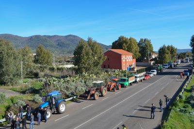 Manifestazione dei trattori sulla 131 (foto Nieddu)