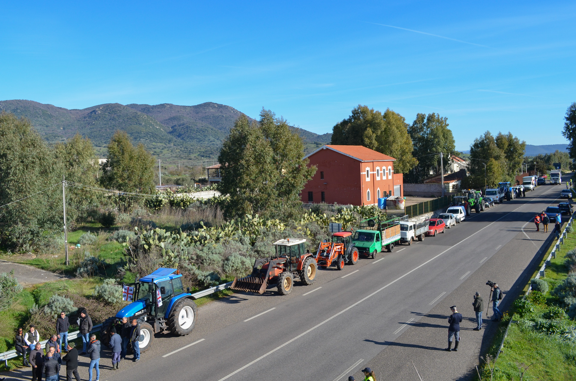 Camion e trattori nel Nuorese: agricoltori e pastori chiedono diritti e dignità contro una politica europea fagocitante -VIDEO