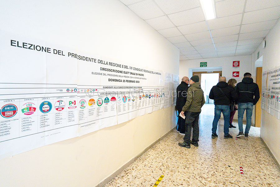Seggi chiusi alle 22 con il 49% dei sardi che si sono recati alle urne (Nuoro chiude con il 54%)