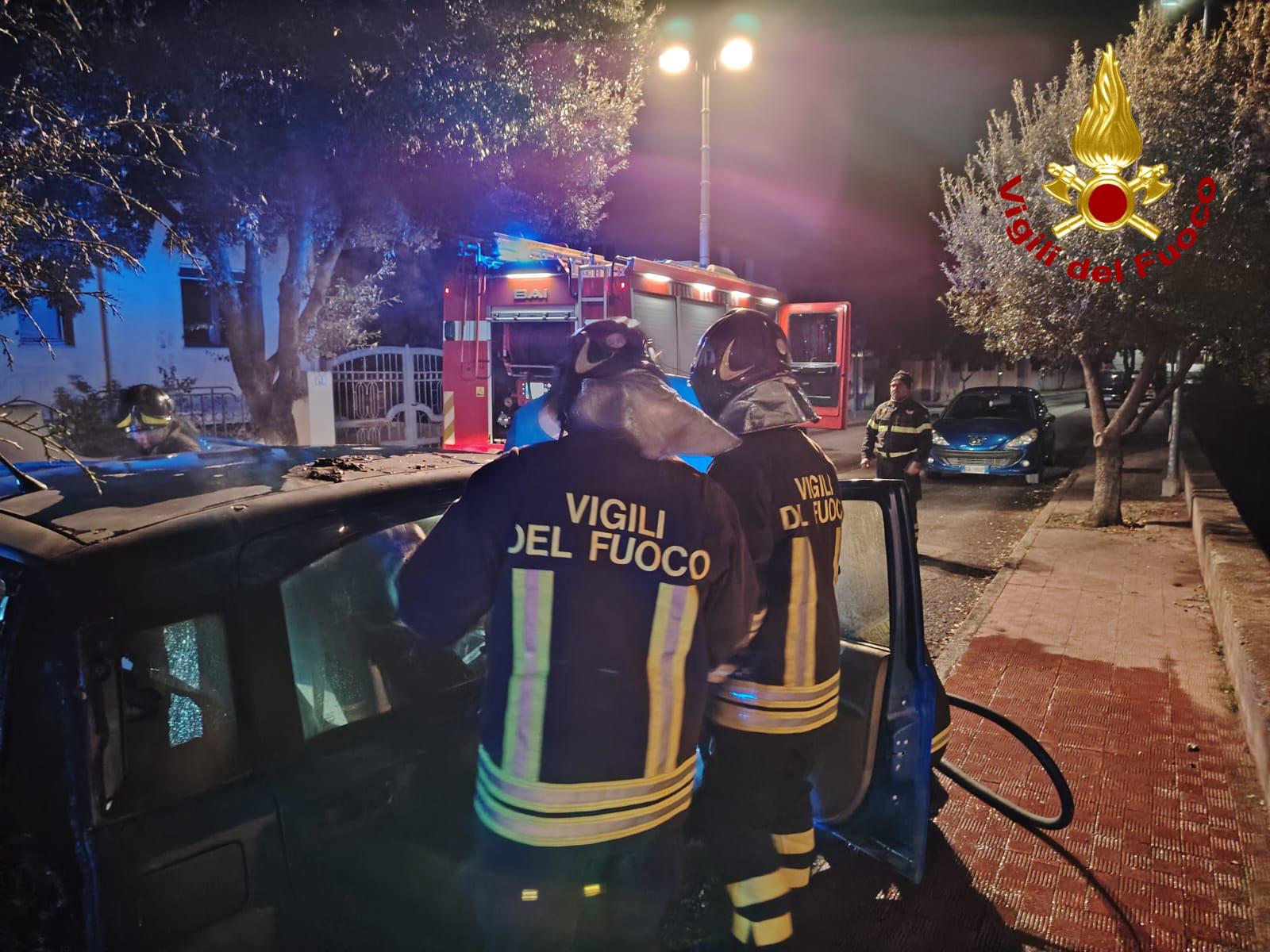 Attentato incendiario nella notte a Orosei: Fiat Panda distrutta dal fuoco