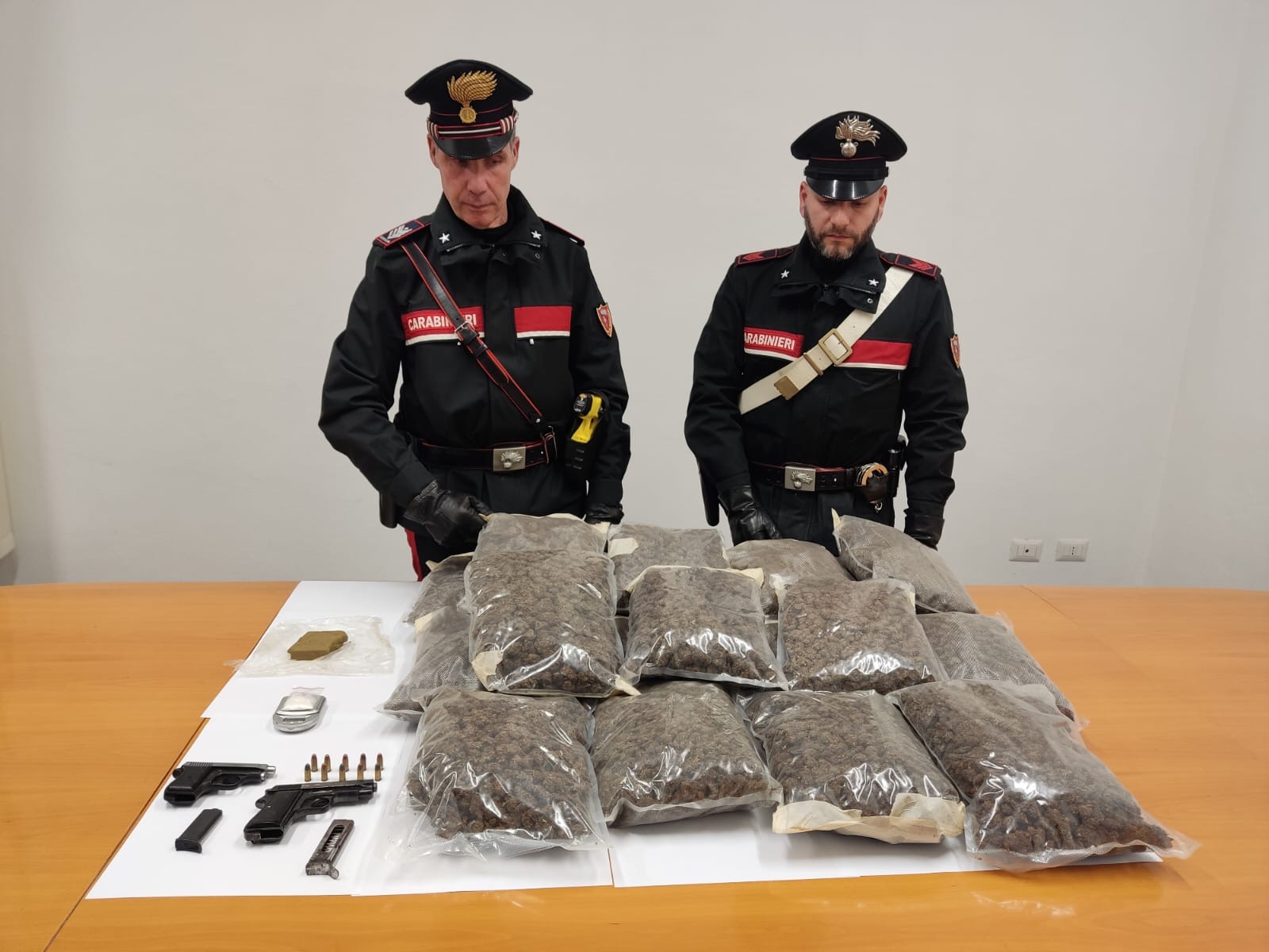37 chili di marijuana, hashish, cocaina e armi: arrestasti due giovani
