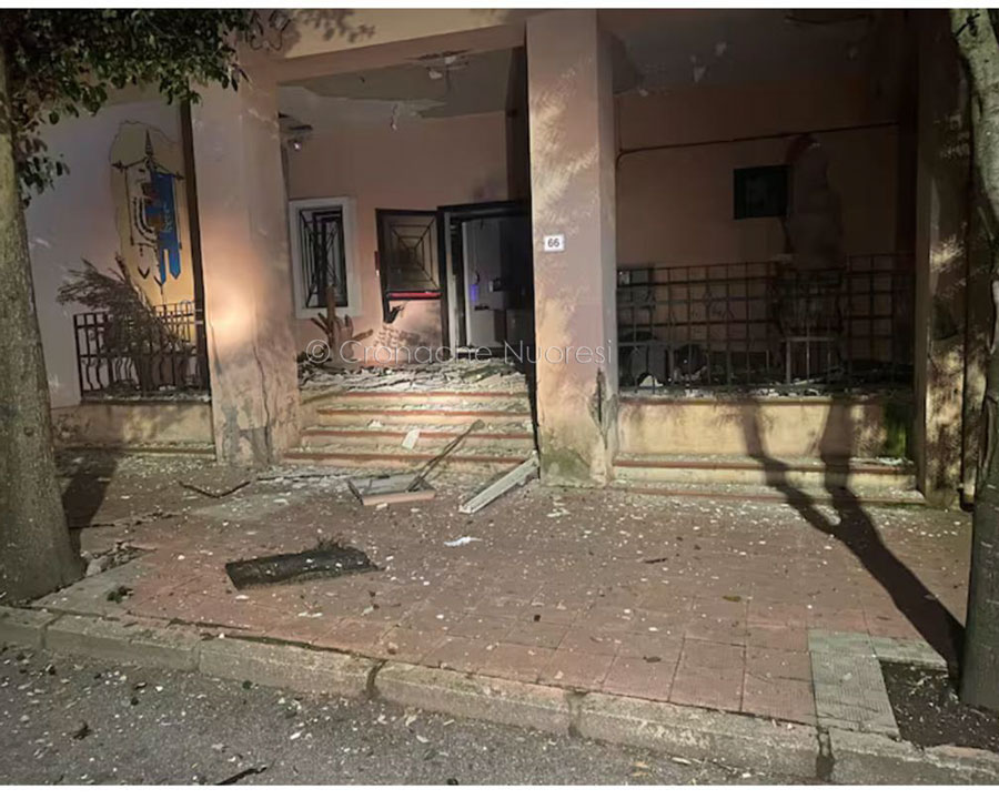 Attentato dinamitardo a Ottana: bomba nella notte devasta il Municipio – VIDEO
