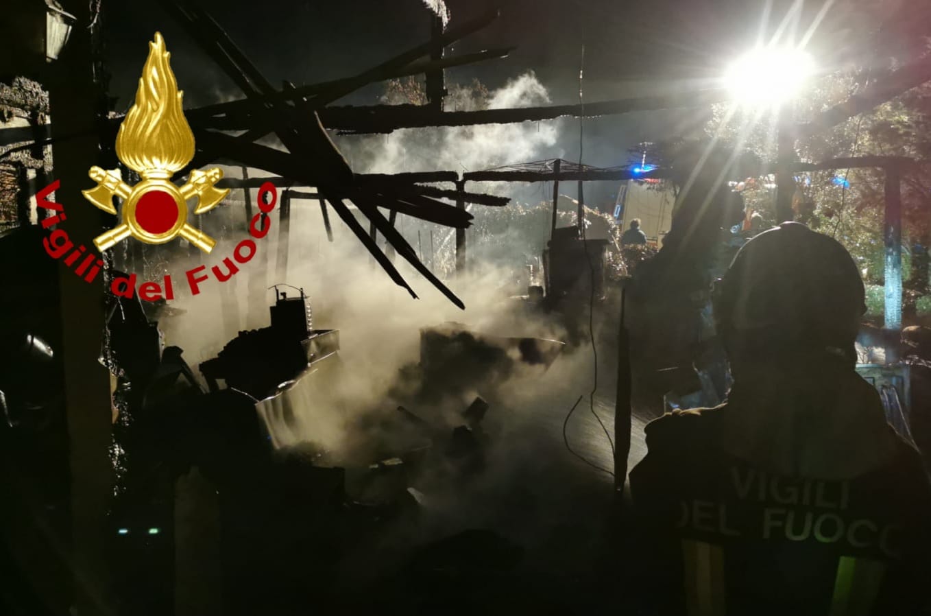 Chiosco in riva al mare distrutto dal fuoco nella notte a Porto Sole: indagini in corso – VIDEO