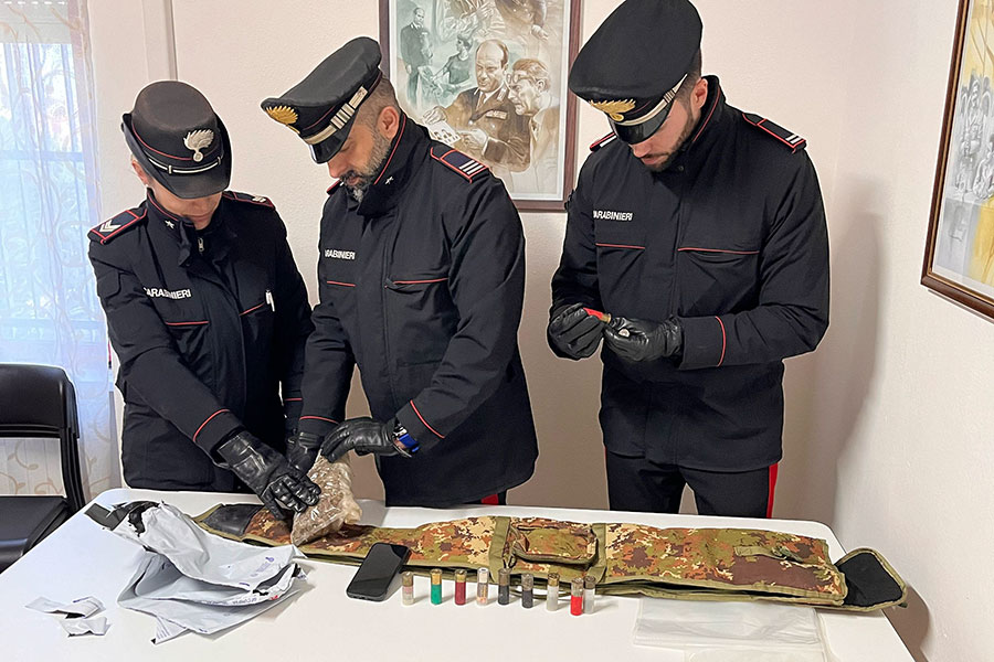 Galtelllì: Munizioni e droga nascoste in bagno: scatta la denuncia per due 20enni