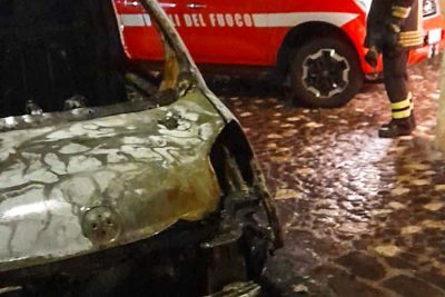 I resti del furgone bruciato a Galtellì