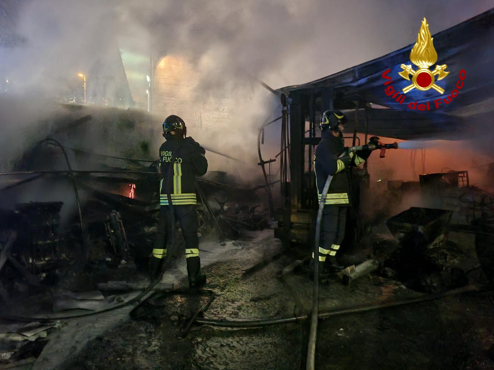 Deposito edile a fuoco nel pomeriggio: le fiamme partite da un mezzo da lavoro