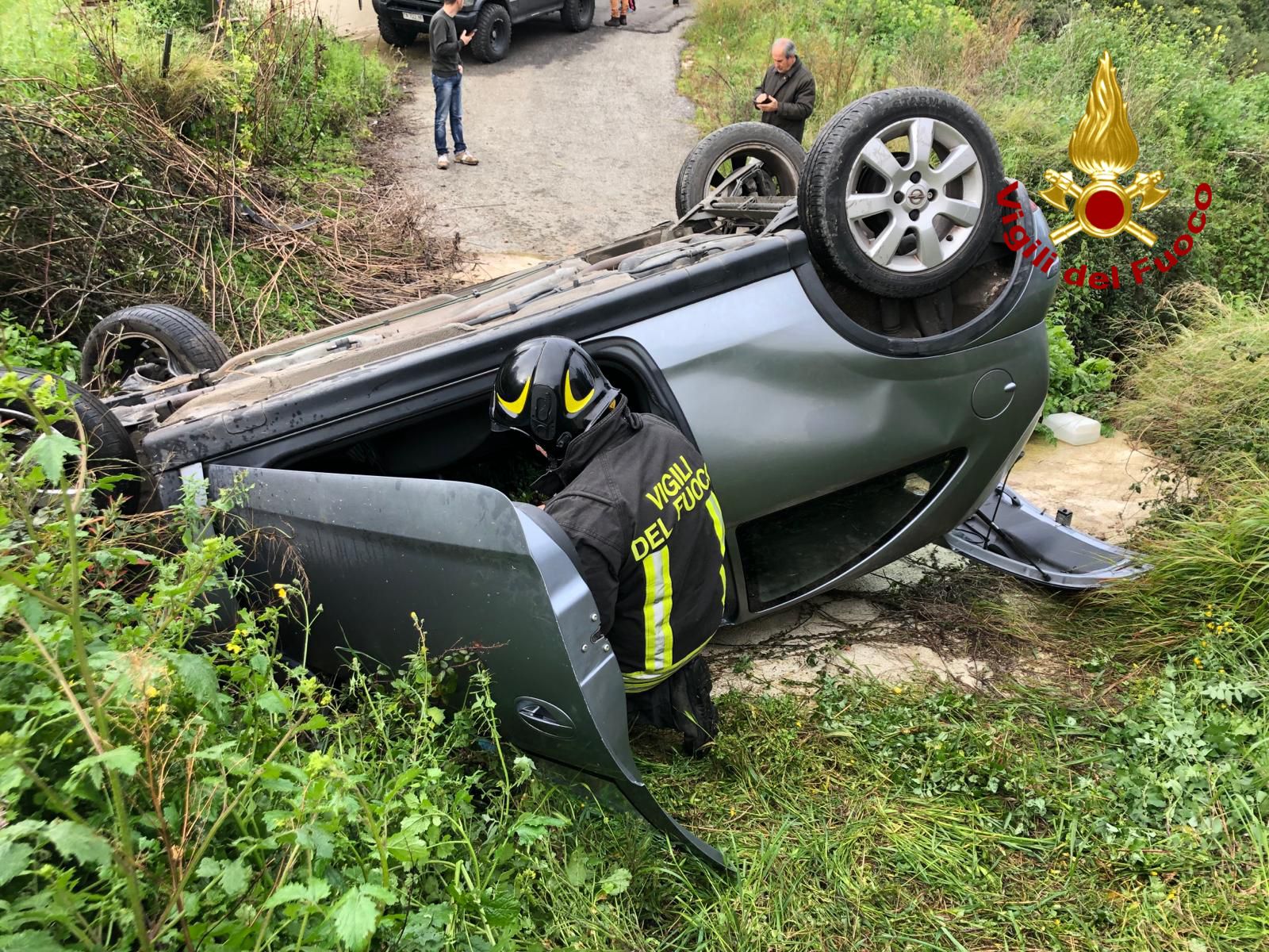 66enne perde il controllo della Opel, esce di strada e si ribalta: paura questa mattina a Oliena