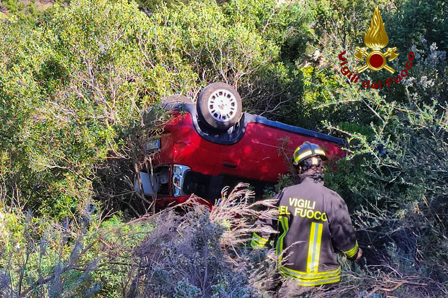 Perdono il controllo della Panda e si ribaltano: ferite due ragazze