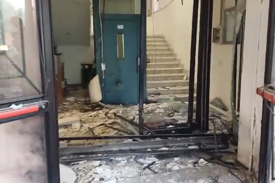 Bomba al Municipio di Ottana:  ordigno di 3-4 chili devasta facciata e piano terra