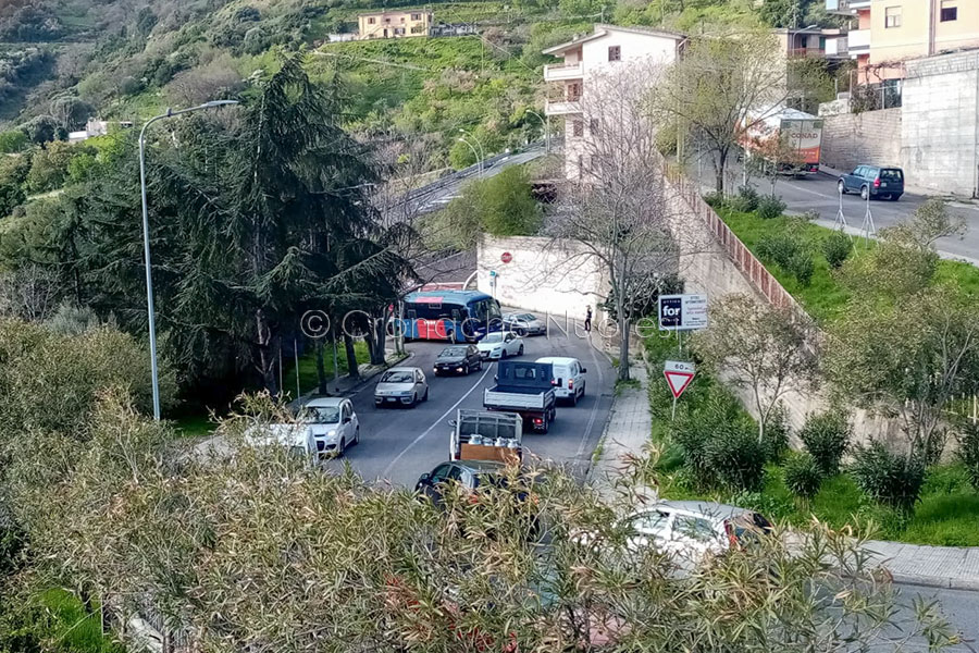 Nuoro. Traffico in ingresso e in uscita dalla città in tilt per il guasto a un pullman