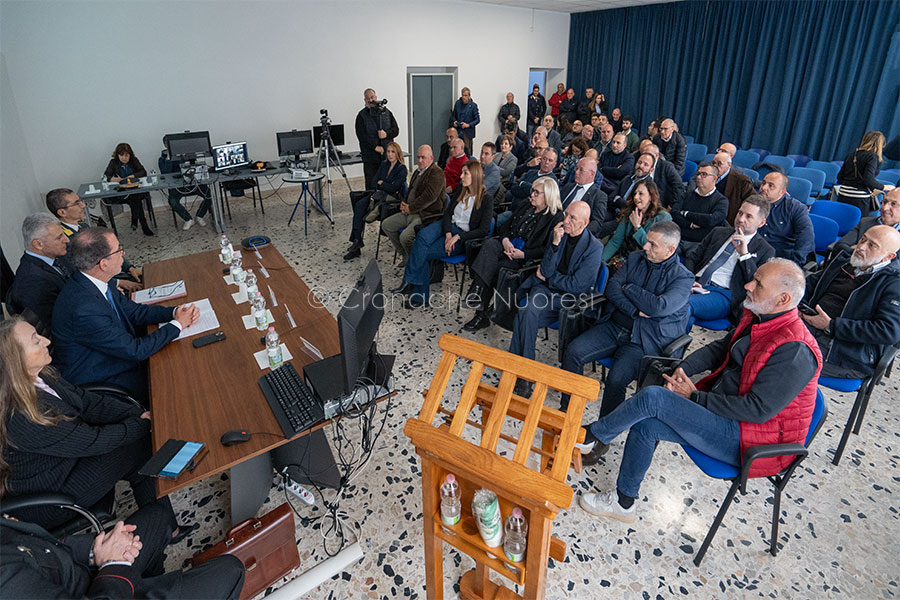 Nuoro. Il prefetto ai 100 sindaci: “Bombe e minacce non si vincono con il silenzio” VIDEO