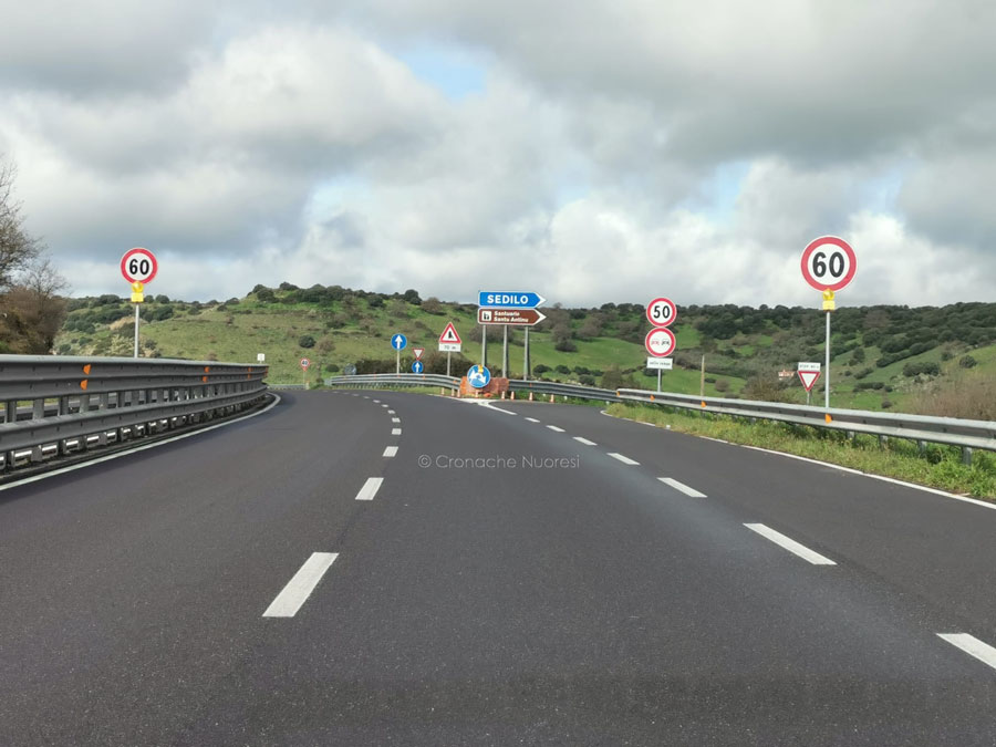 Traffico in tilt sulla 131 DCN: rotoballa persa in galleria a Sedilo