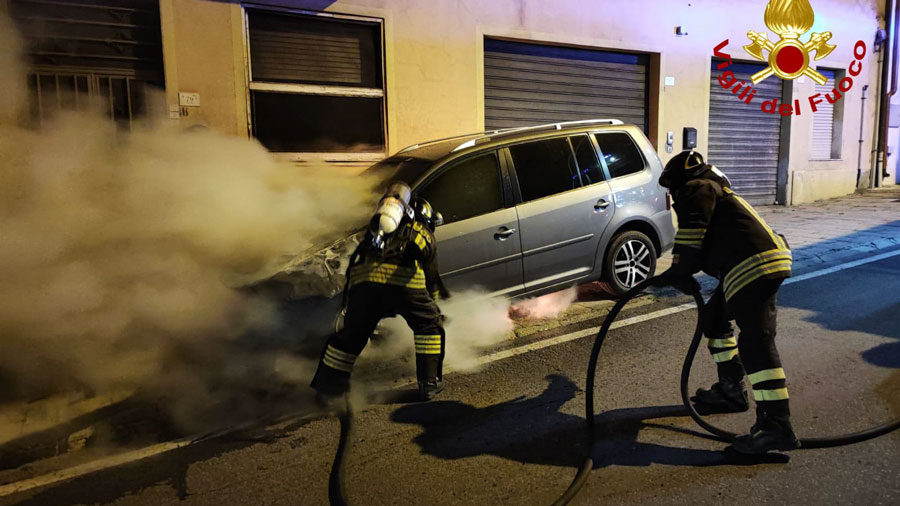 Attentato incendiario nella notte a Oliena:  in fiamme un’auto in viale Italia