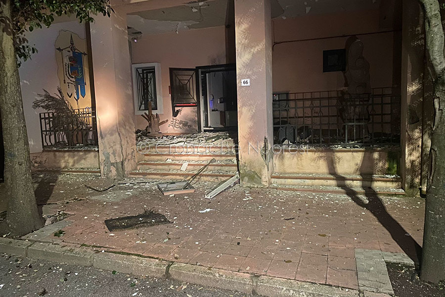 Attentato a Ottana: bomba intorno alle 3 devasta i locali del Municipio