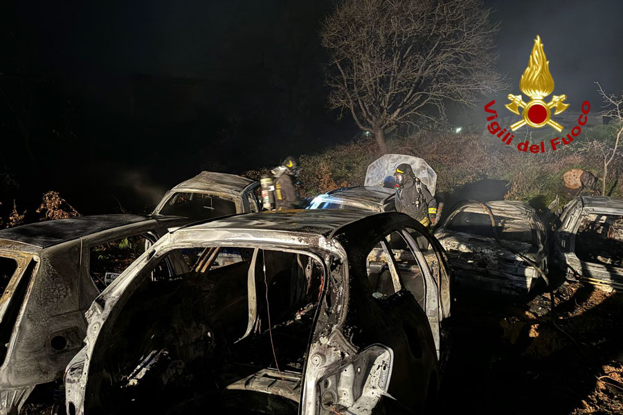 Notte di fuoco a Lodine: date alle fiamme sei auto. Il Sindaco: “Un gesto che mi ripugna”