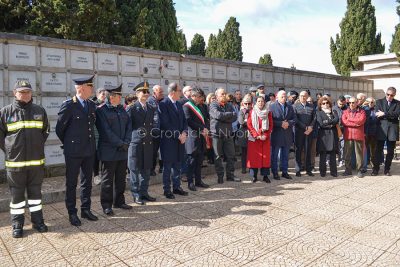 25 aprile, la presidente Todde con le autorita' al cimitero di Nuoro (foto Nieddu)