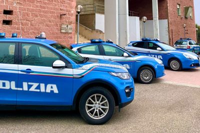 Alcuni automezzi del commissariato di Polizia di Macomer