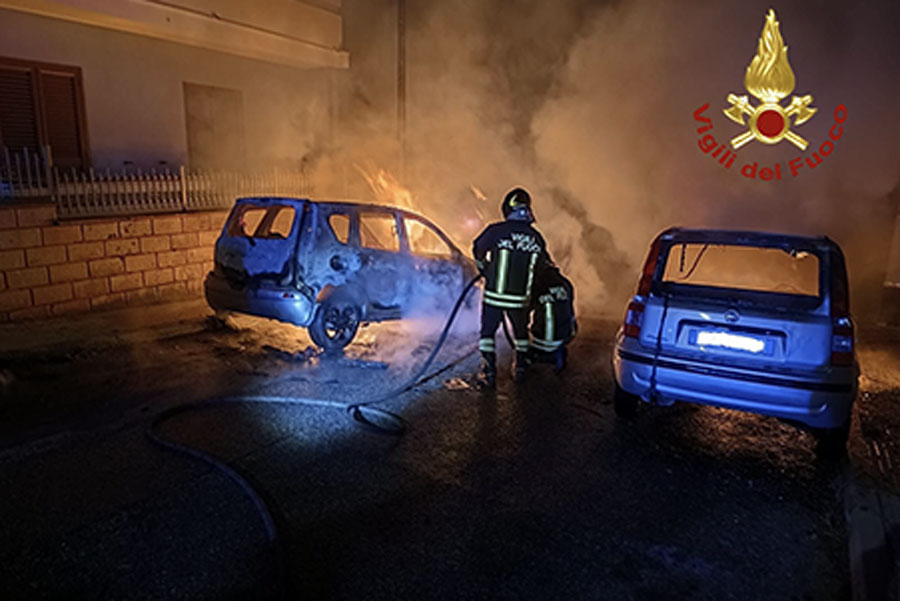 Attentato incendiario nella notte a Nuoro: date alle fiamme due auto