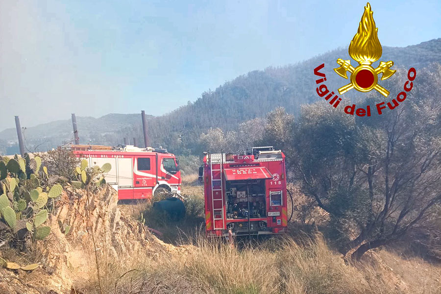 Numerosi incendi in Ogliastra e Baronia: il fuoco minaccia le case