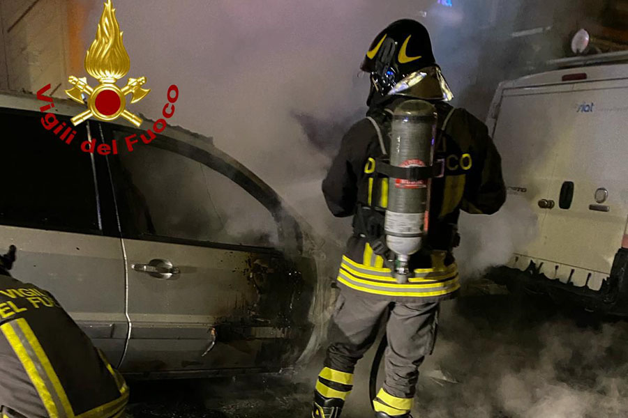 Auto a fuoco nella notte: nel mirino una donna senegalese