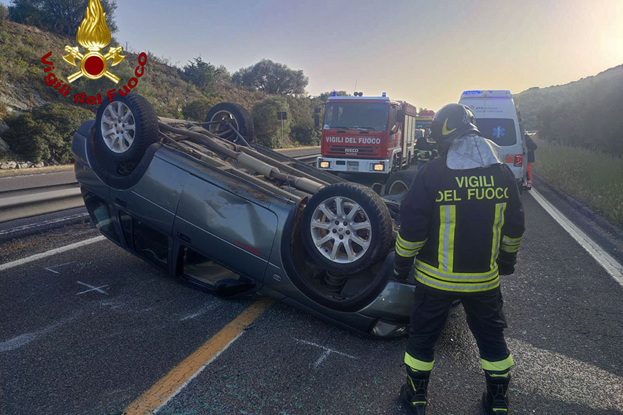 Nuoro. Auto perde il controllo e si ribalta sulla 131 DCN: una donna in ospedale
