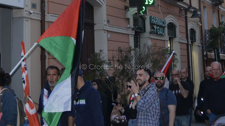 Nuoro solidale con la Palestina:  tanta gente  in piazza per dire basta al genocidio