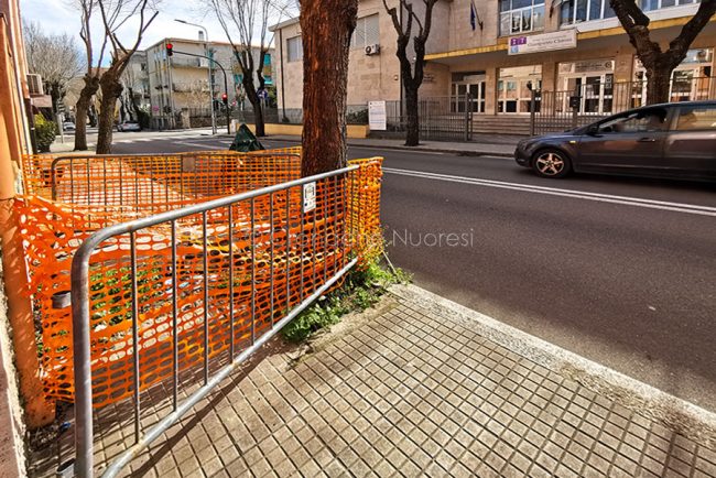 Marciapiede inaccessibile fronte ITC Satta