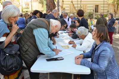 Raccolta firme per Santoro (foto Nieddu)