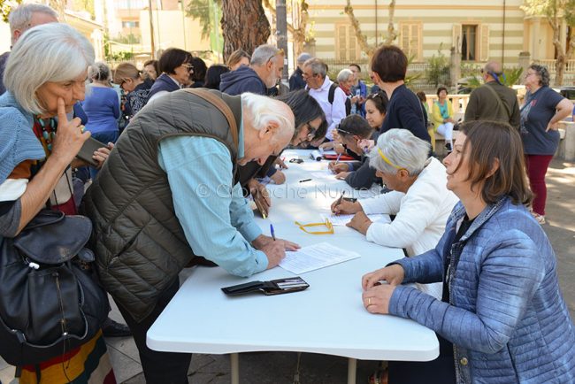 Raccolta firme per Santoro (foto Nieddu)