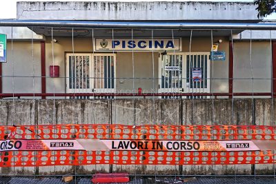 Transenne di fronte alla piscina comunale