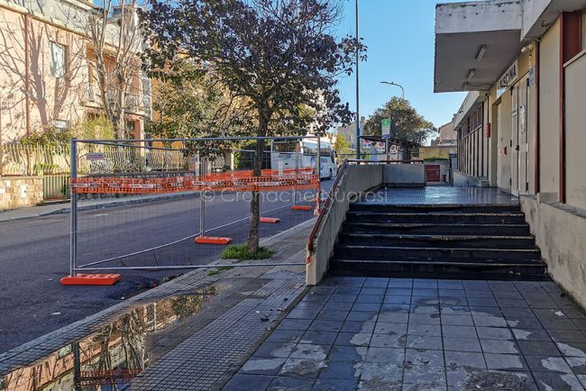 Transenne di fronte alla piscina comunale
