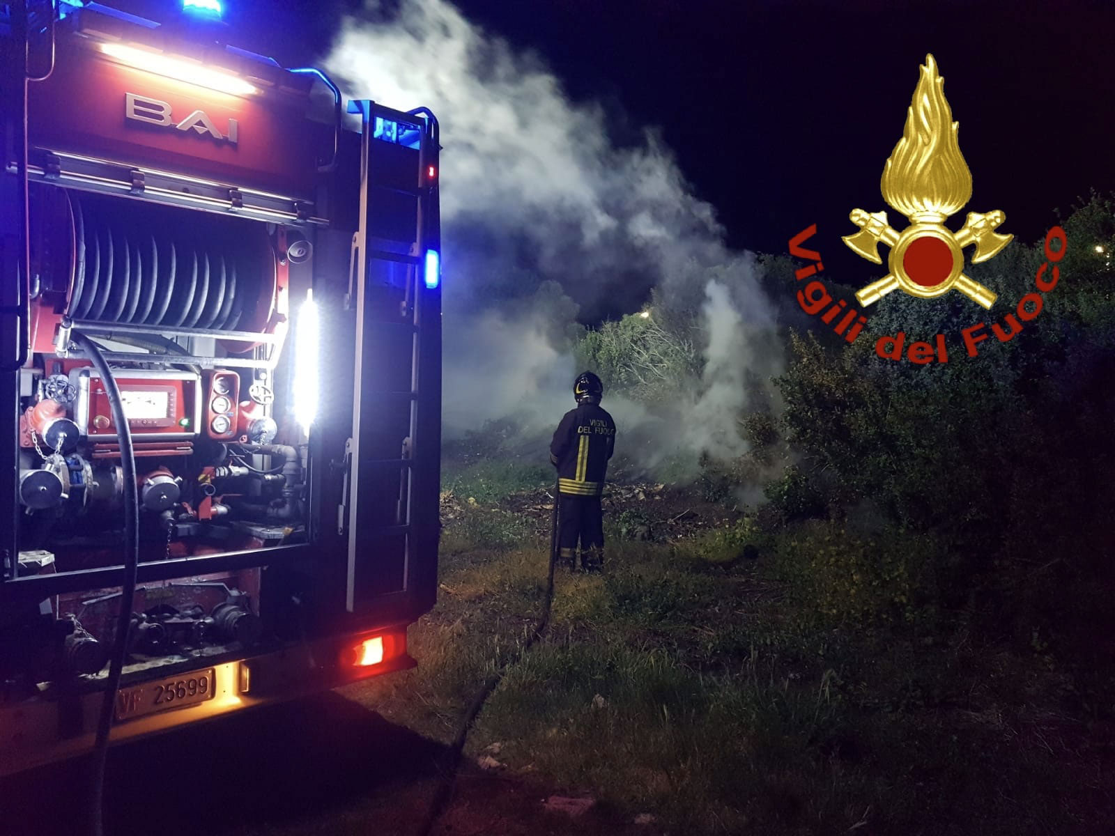 Notte di incendi in Gallura: Vigili del fuoco in azione