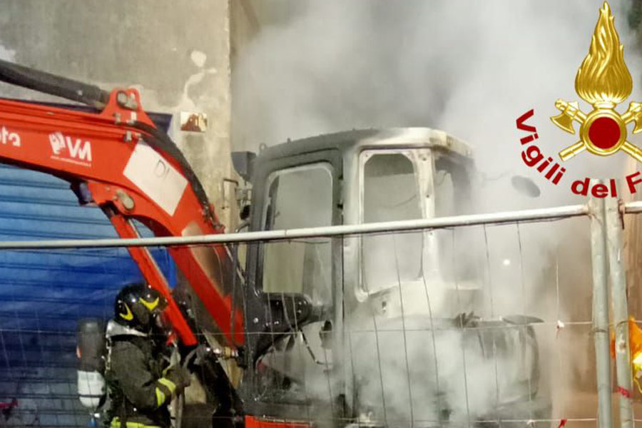 Orune. Attentato incendiario nel cuore della notte:  a fuoco un mini escavatore