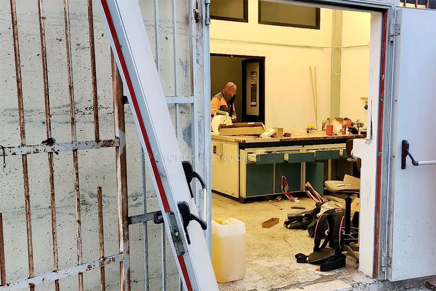 Nuoro. Rubati gli attrezzi comunali per la pulizia di strade e giardini: 50 mila euro di valore e lavori bloccati