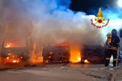 I compattatori dati alle fiamme a Porto Torres