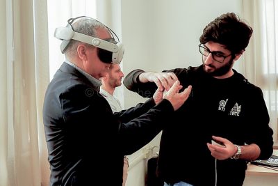 Il dott. Falchi indossa il casco per il Metaverso