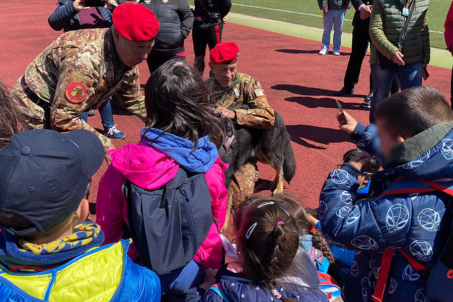 Educazione alla legalità: reparti speciali dei Carabinieri incontrano gli studenti a Bitti