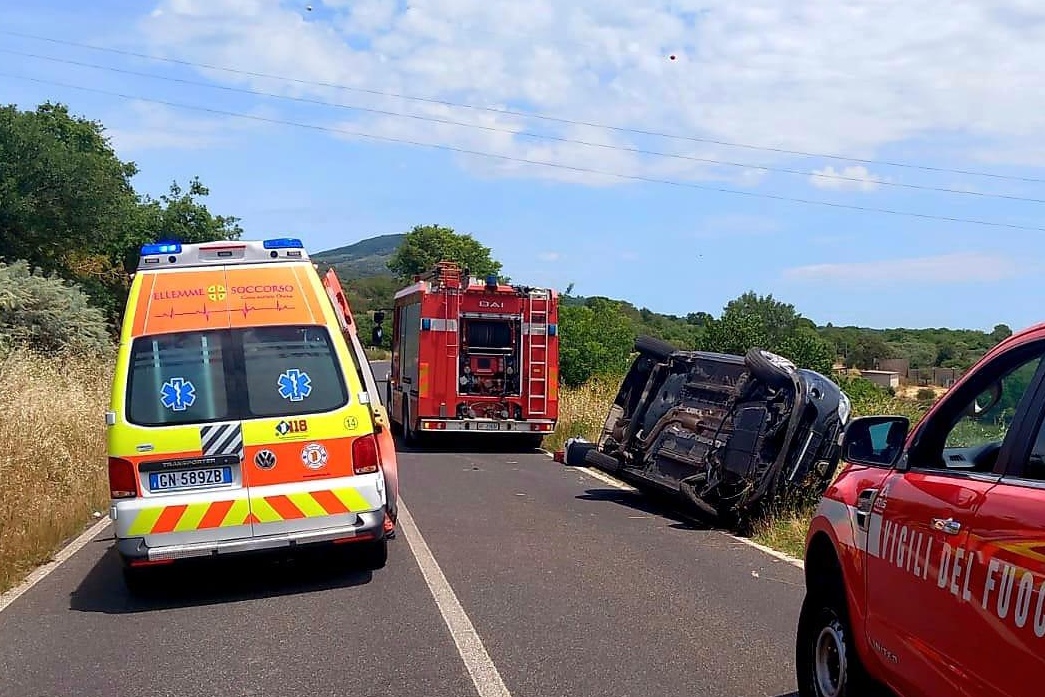 Perde il controllo dell’auto e si ribalta sulla ss129: donna in codice rosso