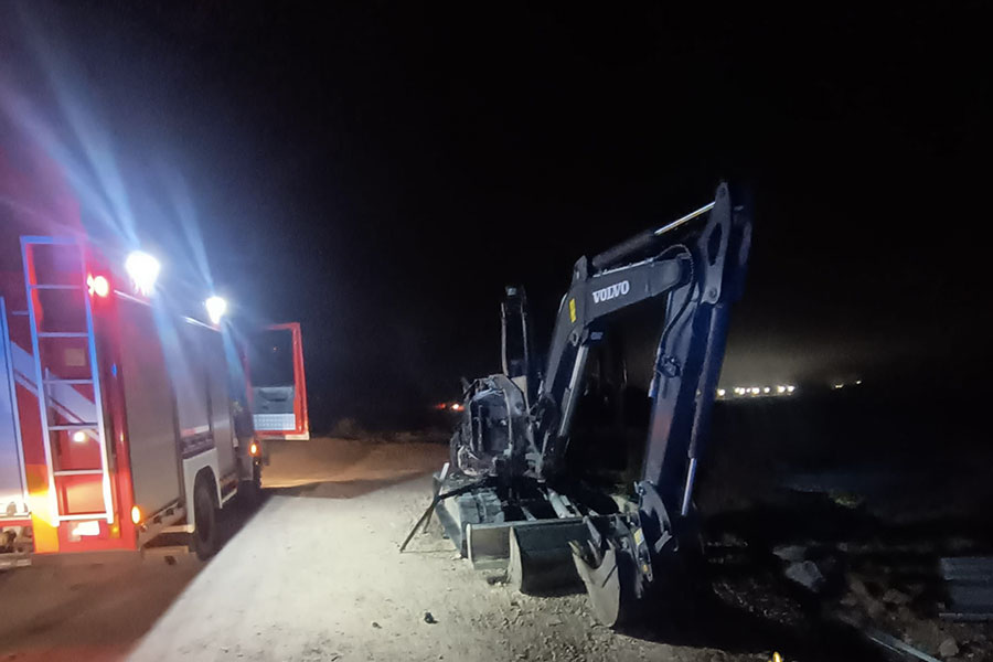 Escavatore e trivella dati alle fiamme nella notte in un cantiere per il fotovoltaico