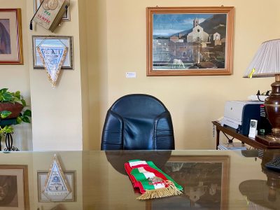 Nuoro, la scrivania del Sindaco vuota e con fascia tricolore dismessa