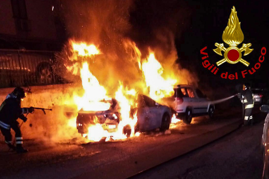 Nuoro. Due auto a fuoco nella notte in viale Repubblica: indagini in corso