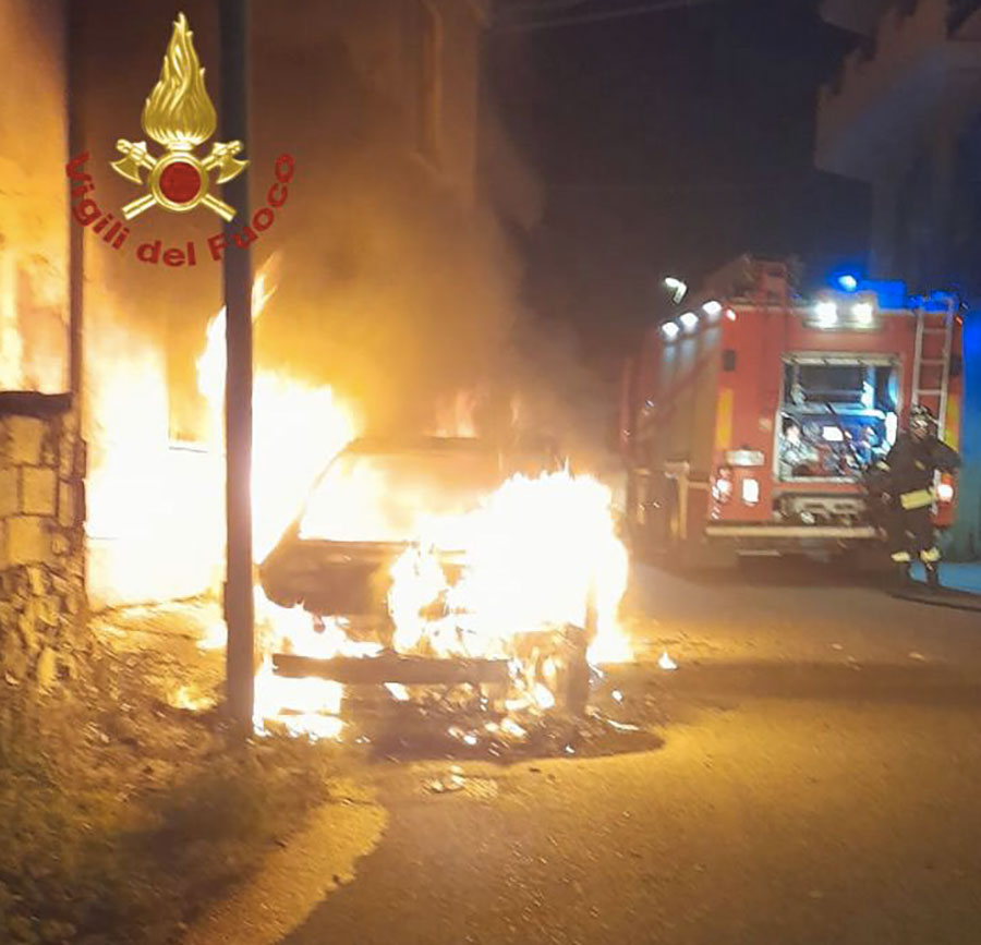 Fonni. Auto in fiamme: non si esclude la matrice dolosa